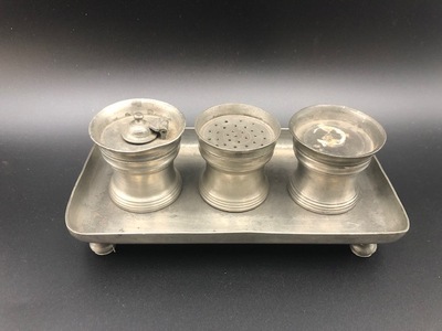 39d1ce9e-545d-465d-b600-73a9c8f7c9d2.jpg; 1896-0001-OMO; Vierdelig inktstel.; inktstellen