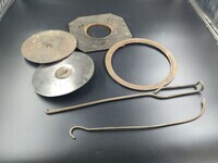 3a1e8eac-3d53-46dd-b639-e1d40c1c3577.jpg; 0000-0102-MMO; Eenvoudige, zwart metalen platbuiskachel.; kachels (verwarmingstoestellen)