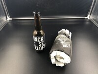 3ac31501-c4e4-4f71-b698-c800d158a43e.jpg; 0000-0348-HHI/A-B; Bierflesje in papieren wikkel; curiosa