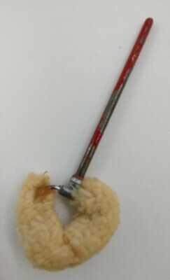 3b1584be-e24f-4d18-8782-94d15465c688.jpg; 1960-0282-KPO/21-02; Driehoekige zwabber aan roodmetalen steel.; miniaturen