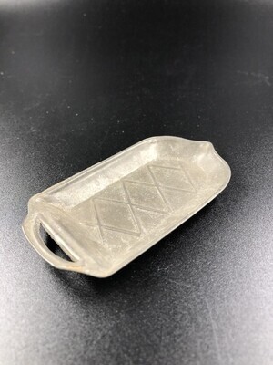 3bf18772-cc4e-47d8-9424-18540ce31c5e.jpg; 1960-0000-KPO/162; Blikijzeren, rechthoekige braadslede met aan 1 zijde een tuit en de andere een greep; braadslede