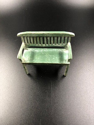 3bfa345a-a7cc-4315-8fc9-716823a3c069.jpg; 1960-0282-KPO/23-01; Groene, houten tuinbank; miniaturen