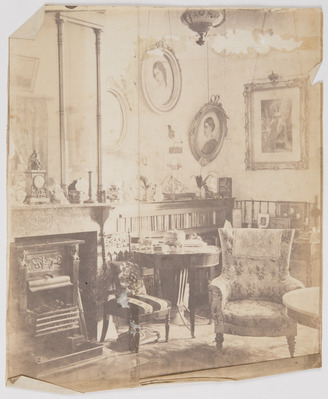 3bfd0e13-30a3-4639-9758-d646e8ecb3ba.jpg; 2013-0005-PRE; Foto van een interieur (vermoedelijk aan het Lange Voorhout in Den Haag), uit het nalatenschap van Alexine Tinne.; fotografie