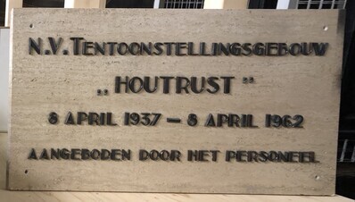 3c93d62b-56a0-4971-adc3-fda514255c2c.jpg; 0000-0815-HHI; Plaquette N.V. Tentoonstellingsgebouw Houtrust; plaquettes (metalen reliëfs)