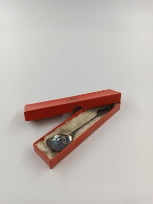 3c98c419-1ce9-4ce4-b36f-a228516dad69.jpg; 1997-0080-HHI/c; Doos van lepel ter gelegenheid van de bevrijding van de Duitsers in 1945.; orangialia