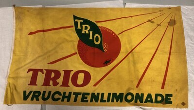 3cd8021c-dd80-4da8-8cac-01d6b1610b8d.jpg; 1993-0041-HHI; Reclamevlag van Trio Vruchtenlimonade; reclamevlag
