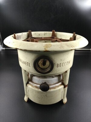 3d971b6c-2064-4e6b-9be3-117d015a2abd.jpg; 0000-0003-MME; Geëmailleerd petroleumstel.; petroleumstel