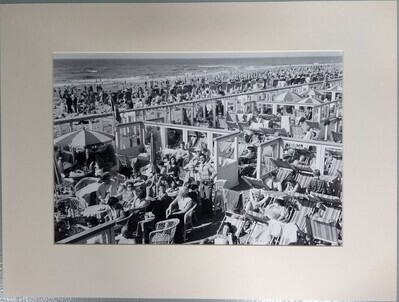 3e8db623-4b9f-4f1e-bde4-f31ad86febeb.jpg; 0000-0903-PRE; Zicht op strandtenten, strand en zee bij Scheveningen.; fotografie