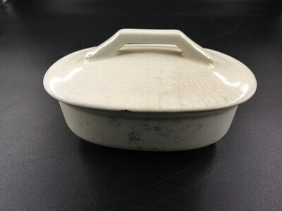 3f22eb3b-9f01-4a74-895f-51d0e505e204.jpg; 0000-0237-MCE; Crèmekleurig, aardewerken zeepbakje met deksel.; zeepbakjes