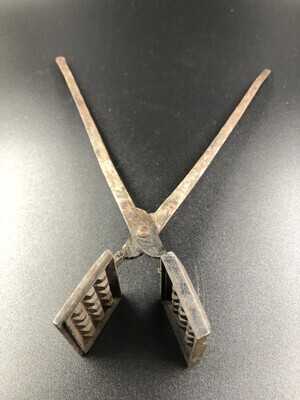 402cf434-7fe9-4e7e-8568-1b9d2d690673.jpg; 1960-0000-KPO/136; Ijzeren wafelijzer met vastgeklonken lange grepen.; kookgerei