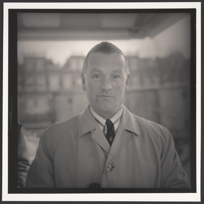 40e394b4-0746-457c-83e1-a44226e9cb0e.jpg; 2023-0111-PRE; Marktkoopman op de Herman Kosterstraat, Den Haag; portretten