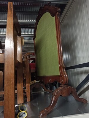 40fe2709-9f8d-4ad4-b37c-10168da78fa1.jpg; 1957-0018-OHO; Vuurscherm met mahoniehouten raam en groen zijden scherm.; vuurschermen (meubilair)