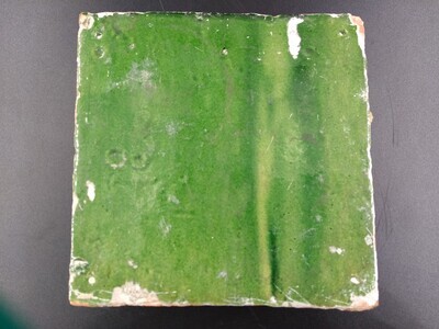 418f5cd4-64b8-4551-b729-5b4eb518f921.jpg; 1982-0013-HHI; Groen geglazuurde tegel.; tegels (objectgenre)