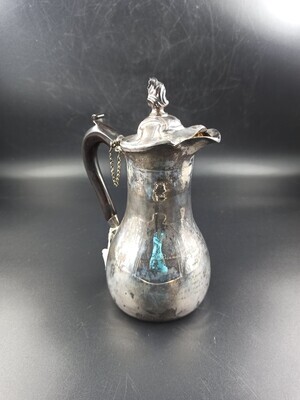 422dde95-9954-4aa2-aede-e4cc71b437d5.jpg; 2013x0003-OME; Een zilveren koffie- of melkkan met inscriptie aan voorzijde.; koffiekannen