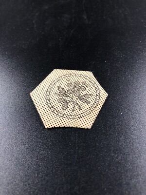 42688911-513b-4fa3-952f-93fcb40583ff.jpg; 1960-0289-KPO/019; Hexagonaal borduur gaas met plant patroon; naaigerei