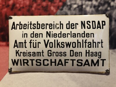 427ae9d3-f65e-443f-be76-19a4fa70ed56.jpg; 1982-0007-HHI; Rechthoekig metalen, wit geëmaileerd gevelbord met daarop de tekst "ARBEITSBEREICH DER NSDAP IN DEN NIEDERLANDEN enz.; gevelbord