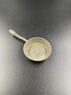 42851ccd-8ff1-4d12-8468-d670c6dda5c8.jpg; 1960-0000-KPO/161; Koekenpan van blik
; koekenpan