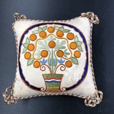 434481d6-4990-424c-be66-0a0e7c3ca144.jpg; 0000-0040-OWE; Kussentje met oranjeboom ; kussens