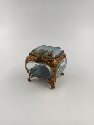 438390d6-56de-4be3-a7f9-65c513a3b789.jpg; 1956-0001-HHI; Koperen bijouteriedoosje met onder de glazen deksel voorstelling int. sporttentoonstelling Scheveningen 1892.; juwelenkistjes