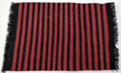 43943e73-6423-48d0-958e-13d0241bb7da.jpg; 1960-0225-KPO/011; Rood/zwart gestreept vloerkleed met franje.; miniaturen