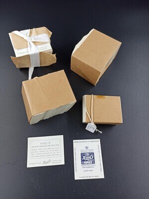 43da990d-045d-4265-8fd0-6fa114124fd8.jpg; 1992-0000-MHO/1-4; Bundeltje met wikkels voor Haagse Hopjes; wikkel (houder)