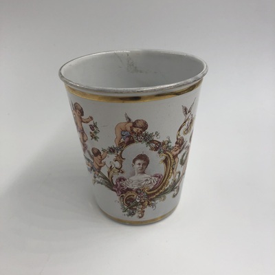 441e2171-dc26-484a-a16d-4dd7cd13e63e.jpg; 2019-0001-OMO; Geëmailleerde herinneringsbeker ter gelegenheid van de kroning van Wilhelmina in 1898.; drinkbekers