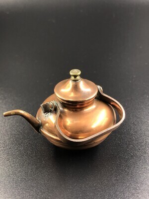 45f0f2ab-a8de-410c-997f-81208dd18f77.jpg; 1960-0284-KPO/029; Roodkoperen platte, ronde ketel met een smalle korte hals; theeketel