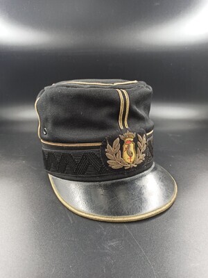 460fc2c4-ef85-4ff6-827a-1b9c18b001f8.jpg; 2010-0001-MWE; Uniformpet van (waarschijnlijk) de Politie Haaglanden; uniformpet