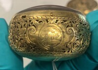 466f1711-98a5-45f9-8bfc-b5e62162f1f6.jpeg; 1954-0001-OKU; Horloge in dubbele kast, de binnenste met gegraveerde afbeelding van kerkje. Adres op achterzijde: 'J: Van Ceule Le Jeune 1390Hagae'.; tijdmeetinstrument