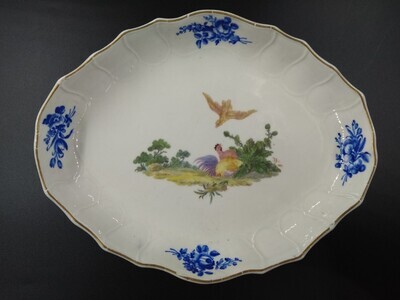 46773788-b128-44fa-9ba5-78b87ae8116b.jpg; 1940-0282-OCE; Ruitvormige schaal met vogeldecoratie; keramiek (objectgenre)