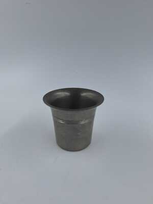 46785982-3493-4071-8278-2b5d6fbcf904.jpg; 2018-0006-MMO; Tinnen lepelvaasje van de firma Meeus Den Haag.; serviezen