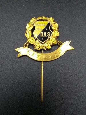 46857b06-59c0-48b1-971b-02f66c1b659f.jpg; 1980-0036-HHI; Speldje in de vorm van een wapenschild met geel en zwart vlak 'Tooneel ver. D.V.S.', tevens lintvormig plaatje met opschrift 'Erelid'; sieraden