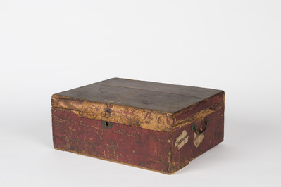 4764b360-3142-4b44-8fad-401c8fccf6e2.jpg; 2013-0001-ODI; Roodbruine koffer uit het voormalige bezit van familie Tinne; koffer