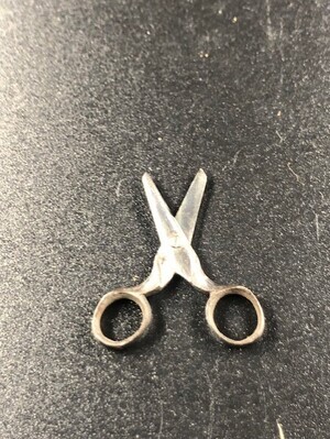 480a2cea-f446-4aa7-a72c-f30871770e60.jpg; 1960-0289-KPO/005; Metalen schaartje; scharen