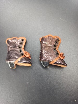 482fadb0-7a24-4882-9691-9bbd540af146.jpg; 1960-0199-KPO/b; Enkellaarsjes met strik; poppenkleding