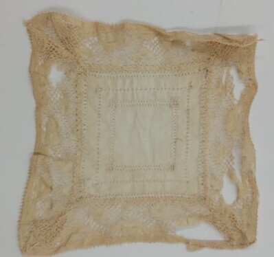 4a01179c-9644-4456-9e58-0b956b651864.jpg; 1960-0282-KPO/00-07; Vierkant, crèmekleurig tafelkleed met kanten rand.; tafelkleden