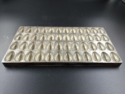 4a6d3db2-66cf-4894-b823-82de9020b15f.jpg; 1988x0017-HHI; IJzeren bakvorm voor 48 chocolade-eitjes.; bakvormen