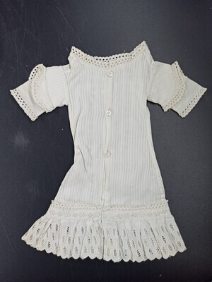 4b39fca2-5684-49d9-8f04-27a6d4735137.jpg; 1960-0100-KPO; Witte onderjurk met kanten decoratie; poppenkleding