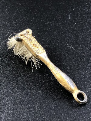 4c4c5c28-d085-48c9-b1d2-d8259292dd94.jpg; 1960-0284-KPO/110; Goudkleurige tinnen veger ; vegers