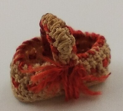 4c56c2a4-c184-4ebb-833f-f4d81b22a961.jpg; 1960-0282-KPO/21-92; Gehaakt ecru en terracottakleurig mandje met hengsel.; miniaturen