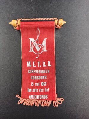 4d9eddae-6529-40a0-abbc-8a71513bf848.jpg; 0000-0027-MWE; Lintje voor M.E.T.R.O Scheveningen concours; lintje (onderscheiding)