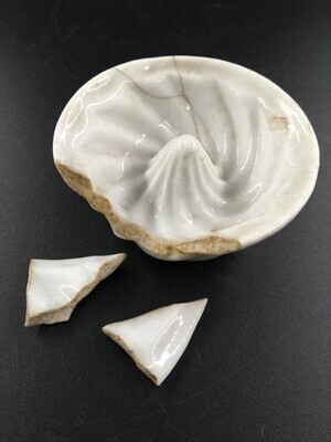 4e00fdda-1ea5-4993-a5e3-1127faa8486b.jpg; 0000-0241-MCE; Witte, aardewerken tulband puddingvorm.; puddingvorm