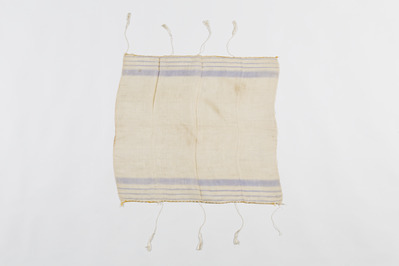 4eaf834c-986a-4aa7-8046-c5f4932fceb2.jpg; 2013-0008-OWE; Hoofdband (asbeh) met blauwe strepen langs de randen met franjes van Alexine Tinne.; sjaals (kledingaccessoires)