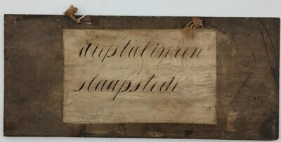 4ec3ef31-5f54-41fe-b306-135d19fa44fc.jpg; 251; Schandbord met aan weerszijden tekst.; schandbord