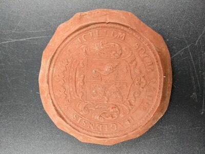 4fafafa4-552a-4302-9fb9-2b6bc0908147.jpg; 0000-0301-PEO; Waszegel met wapenschild waarin links een leeuw en rechts de Haagse ooievaar.; zegels (identificatiedragers)