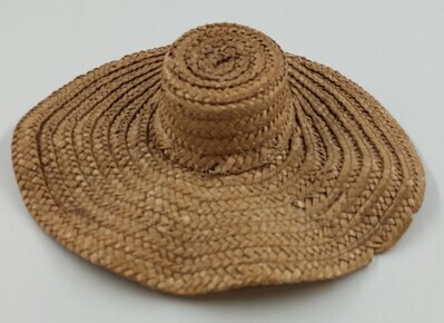 504139a1-87d5-4a99-8aad-67ebf5626982.jpg; 1960-0115-KPO; Gevlochten, strooien hoed met grote zonneklep.; poppenkleding