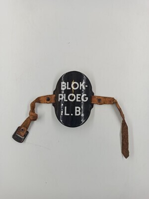 50d115cb-d368-4f53-ae51-2ce63308444c.jpg; 2018-0011-MMO; Metalen armschild Blokploeg Luchtbeschermingsdienst uit de Tweede Wereldoorlog; armschild