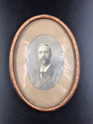 511666e3-f366-42e2-b6c5-327884df7f49.jpg; 0000-0380-HHI; Fotolijst met foto van E.C.C. van Coeverden; fotolijsten