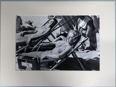 51451503-f5b1-47da-94ca-84bdcec6baf7.jpg; 0000-0898-PRE; Twee zonnebadende jonge vrouwen op het Scheveningse strand.; fotografie