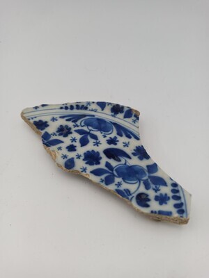 5149f77d-a325-4f36-a84f-54e70e7c5f47.jpg; 336.07; Fragment van aardewerk bord; scherven